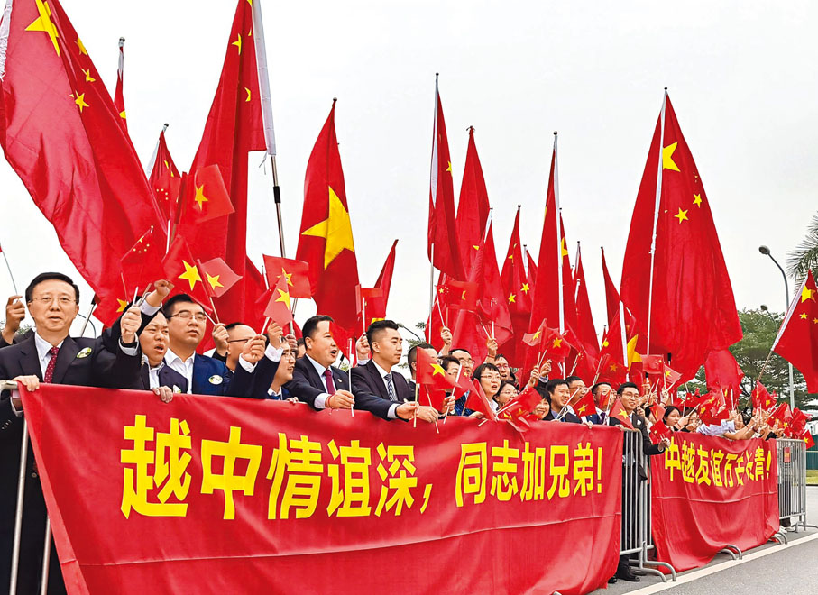 ◆當地時間12月12日中午，中共中央總書記、國家主席習近平抵達河內，開始對越南進行國事訪問。這是在河內拍攝的歡迎人群。 新華社