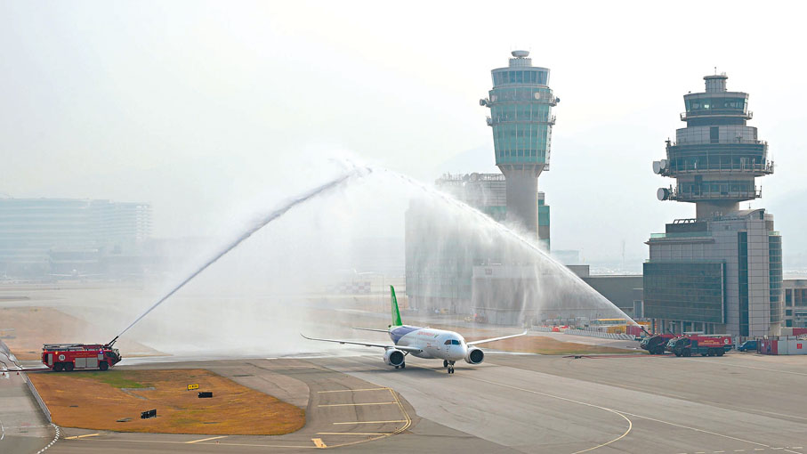 ◆C919飛機降落香港國際機場後獲水門禮迎接。