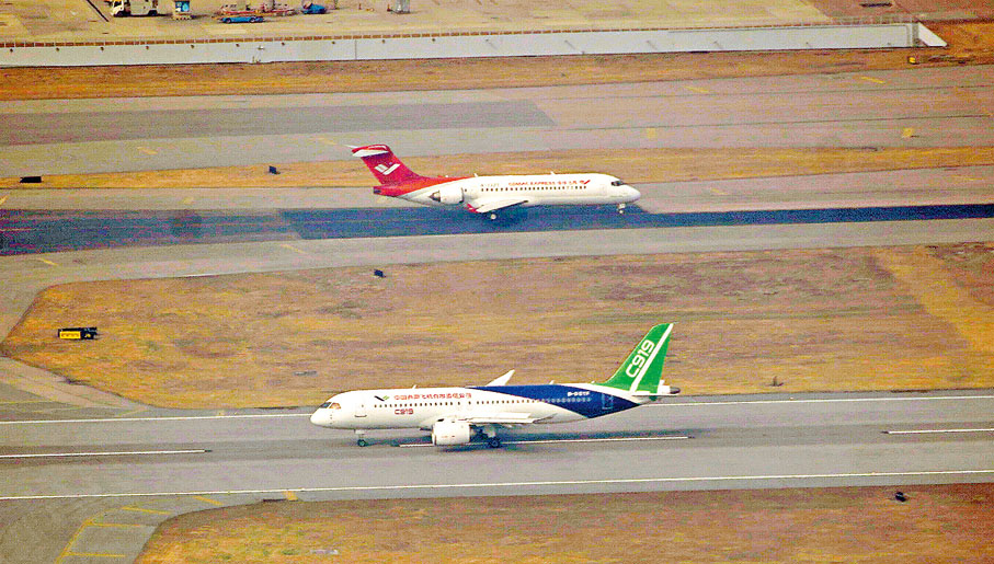 ◆國家自主研製的C919（下）及ARJ21（上）飛機昨日首次訪港。香港文匯報記者曾興偉  攝