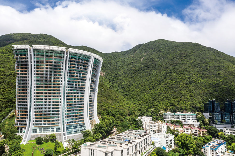 ◆「百合花」大廈外型的The Lily，成為淺水灣的著名地標，現為華懋集團旗下出租物業。