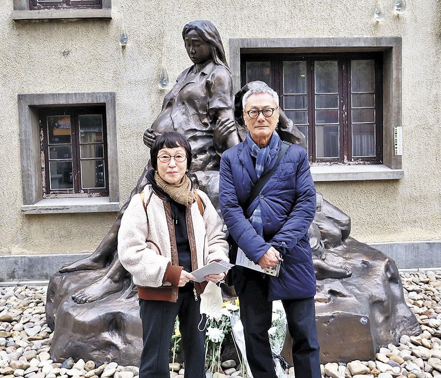 ◆12月12日下午，加登英成（右）與松岡環在南京利濟巷慰安所舊址陳列館「慰安婦」主題雕塑前留影。 香港文匯報記者陳旻  攝