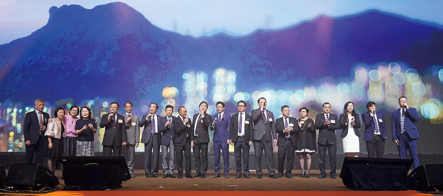 ◆霍啟山帶領全場合唱《歌唱祖國》。