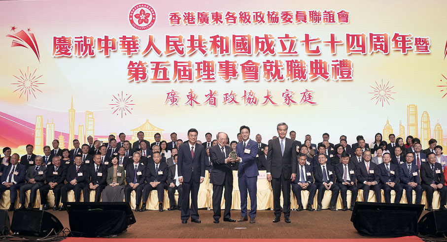 ◆戴德豐與霍啟山在全國政協副主席梁振英及廣東省政協主席林克慶的見證下進行交接儀式。