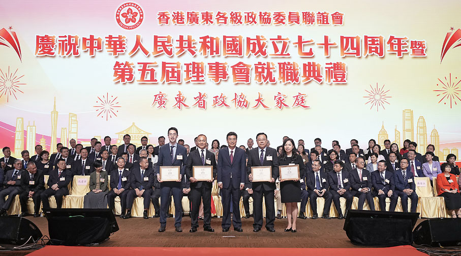 ◆林克慶為郭基煇（左一）、張廣軍（左二）、吳華江（右二）、黃少媚（右一）頒發委任狀。