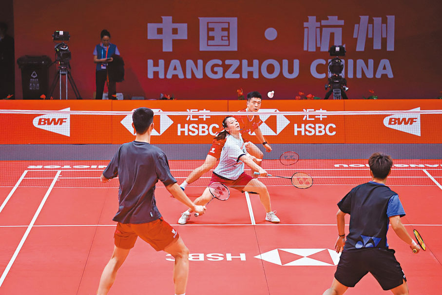 ◆黃雅瓊（白衫）和鄭思維（紅衫）進行賽前訓練。  中新社