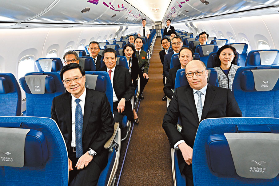 ◆李家超（第一排左）、鄭雁雄（第一排右）與其他嘉賓在C919經濟客艙內合照。