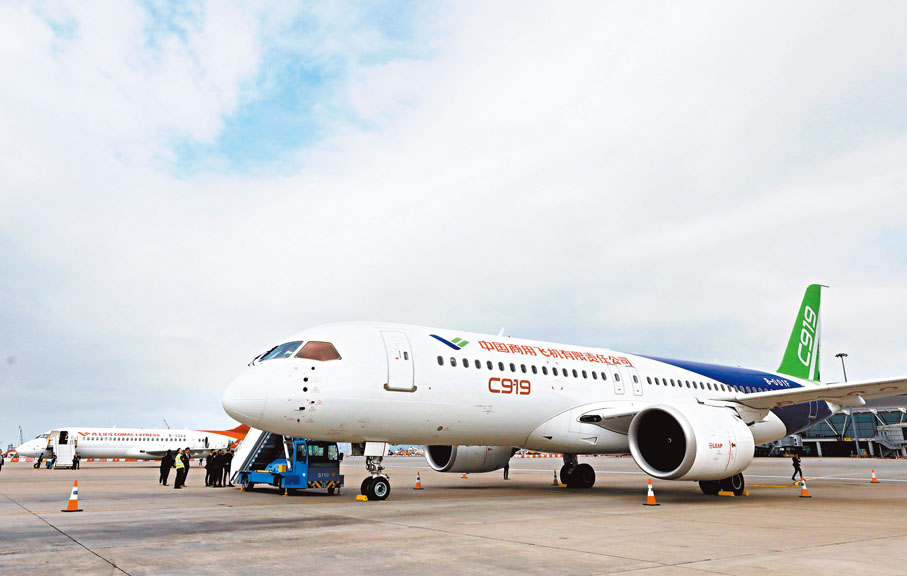 ◆國家自主研製的C919及ARJ21飛機停泊在香港國際機場停機坪。香港文匯報記者郭木又 攝
