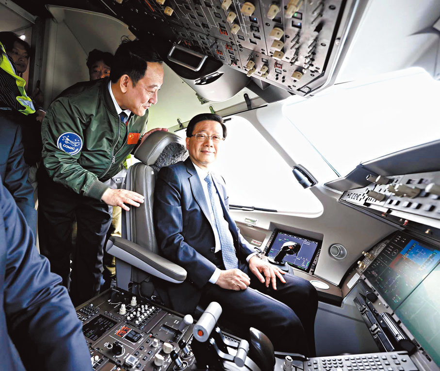 ◆特首李家超參觀駕駛艙。 李家超Fb圖片