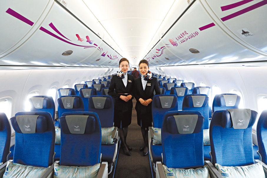 ◆機艙乘務員解釋，C919在中間座椅採用人性化設計加闊座椅。香港文匯報記者郭木又 攝