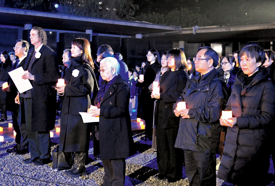 ◆國家公祭儀式現場，中外人士手持燭火為南京大屠殺死難者守靈。香港文匯報記者賀鵬飛  攝