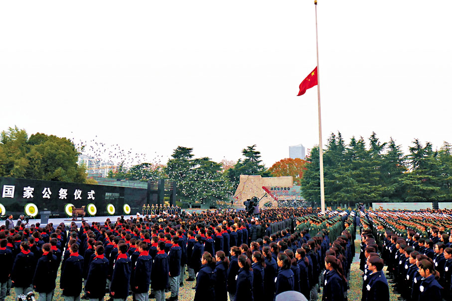 ◆伴隨着深沉的鐘聲，3,000隻和平鴿展翅高飛，寄託了對死難者的深沉哀思和對世界和平的堅定嚮往。香港文匯報記者賀鵬飛  攝