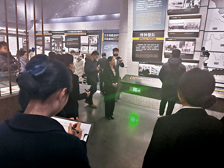 ◆「眾籌聲音 講述歷史」志願者講解比賽中，大學生參賽者的講解讓觀眾身臨其境。香港文匯報記者王欣欣  攝