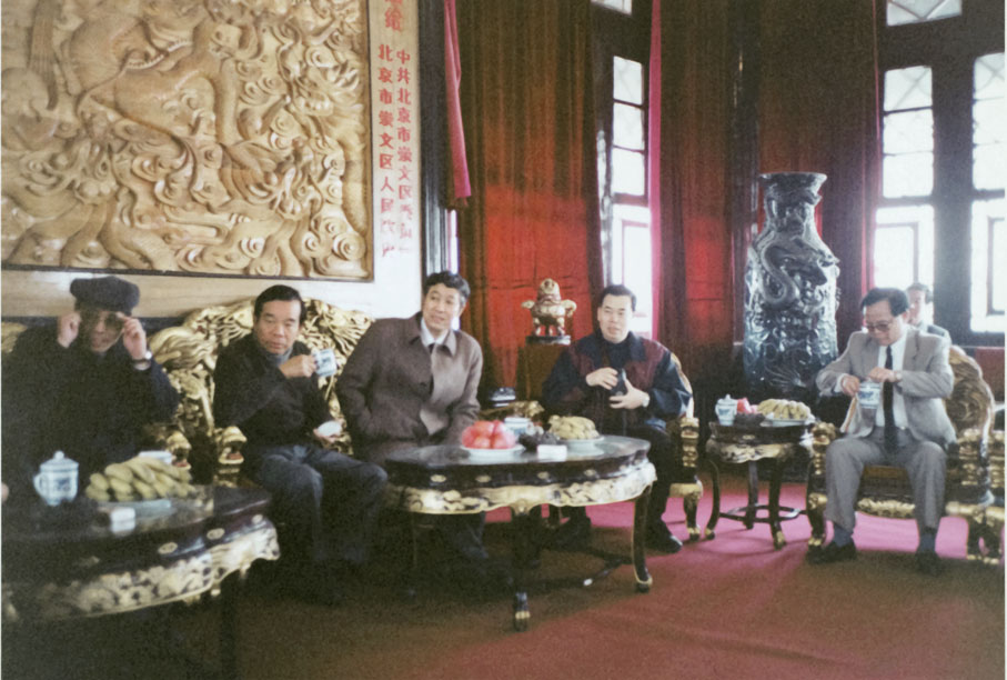 ◆鄭裕彤在90年代初主動提出改造北京崇文區，清拆危舊房舍及改善基礎設施，並建設現代化商住區，包括興建北京新世界中心、新世界百貨、酒店及商住大廈等，14年間共投入人民幣105億元，改善了17,000戶居民的生活。圖為1993年11月，鄭裕彤（左二）在北京崇文區龍潭湖公園內的貴賓接待室與崇文區區長（左三）等會面，洽談崇文區舊城改造計劃。