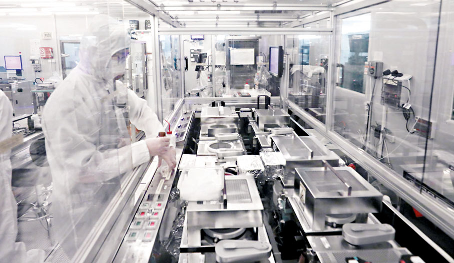 ◆ 設於香港科技大學內的納米製造實驗所，內有用於硅晶片加工處理的生產線。香港文匯報記者郭木又  攝