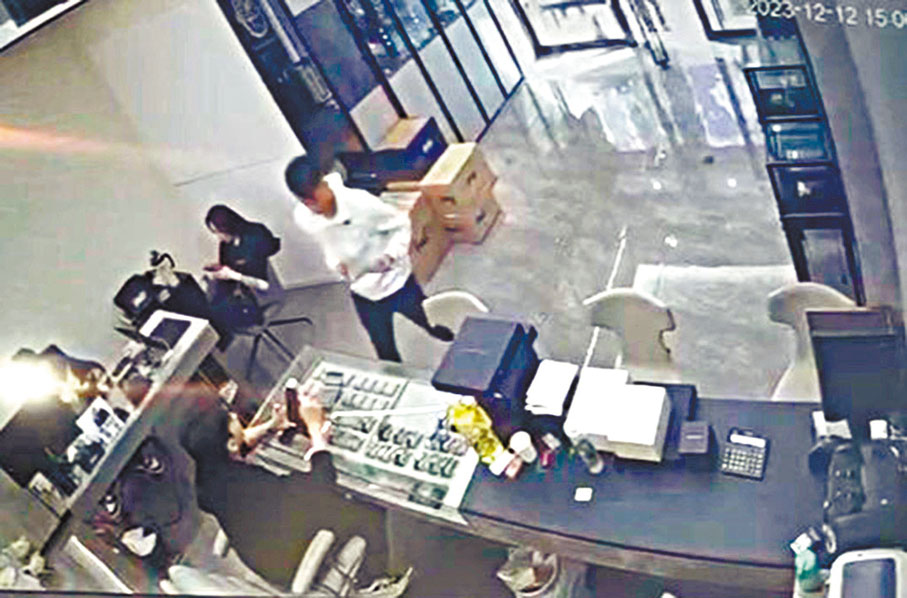 ◆被捕的其中一名白衫男劫匪，當日假扮顧客獲職員開門進入錶行。 閉路電視截圖