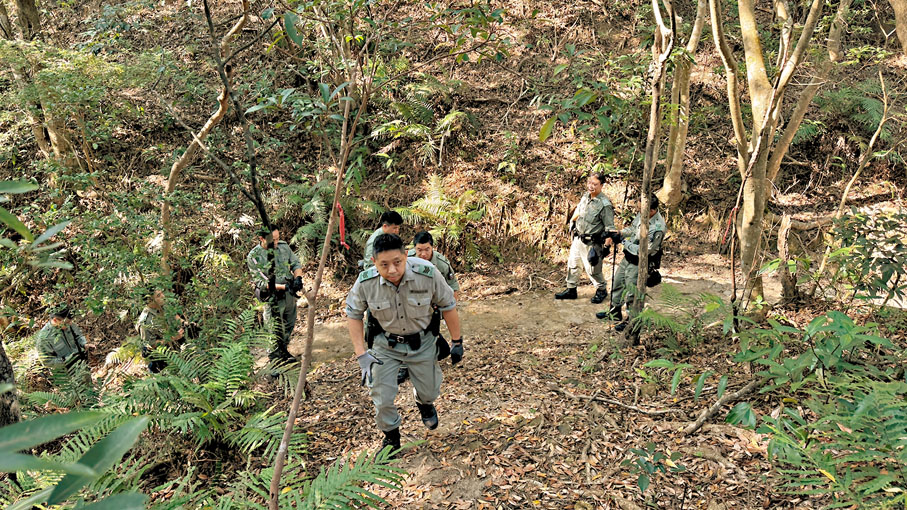 ◆警方在西貢壁屋對開山坡搜索賊竇。警方圖片