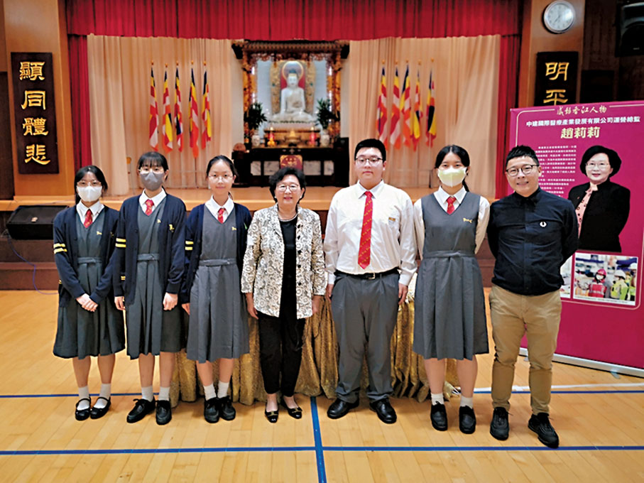 ◆趙莉莉與佛教黃鳳翎中學師生合影。香港文匯報記者王鼎煌  攝