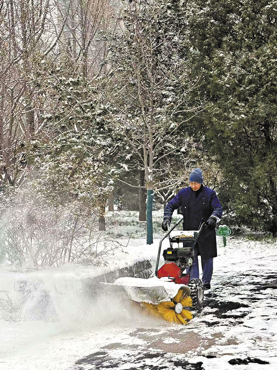 ◆北京環衞工人在街邊撒融雪劑。 香港文匯報記者江鑫嫻 攝