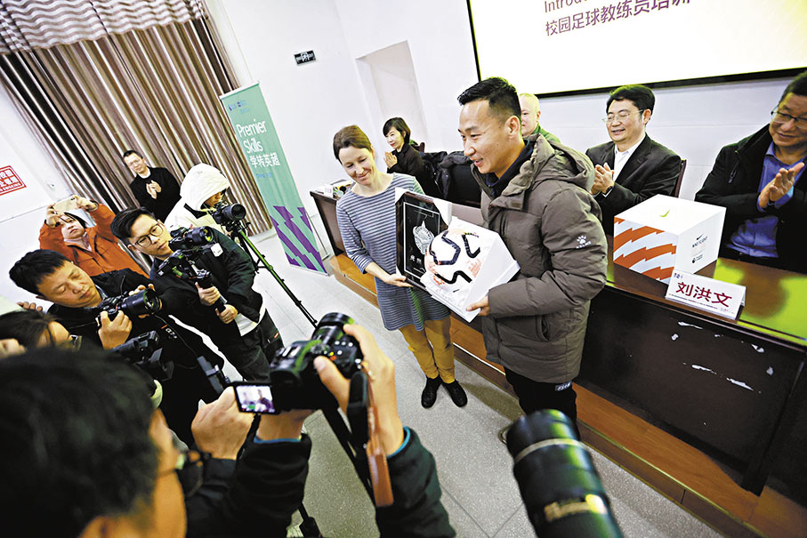 ◆「村超」代表和英超代表交換禮物。  新華社