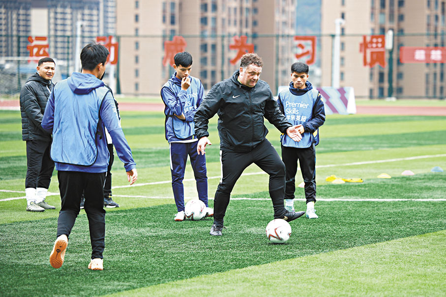 ◆利特（右二）為參加「學轉英超」基層足球教練培訓項目的學員授課。  新華社