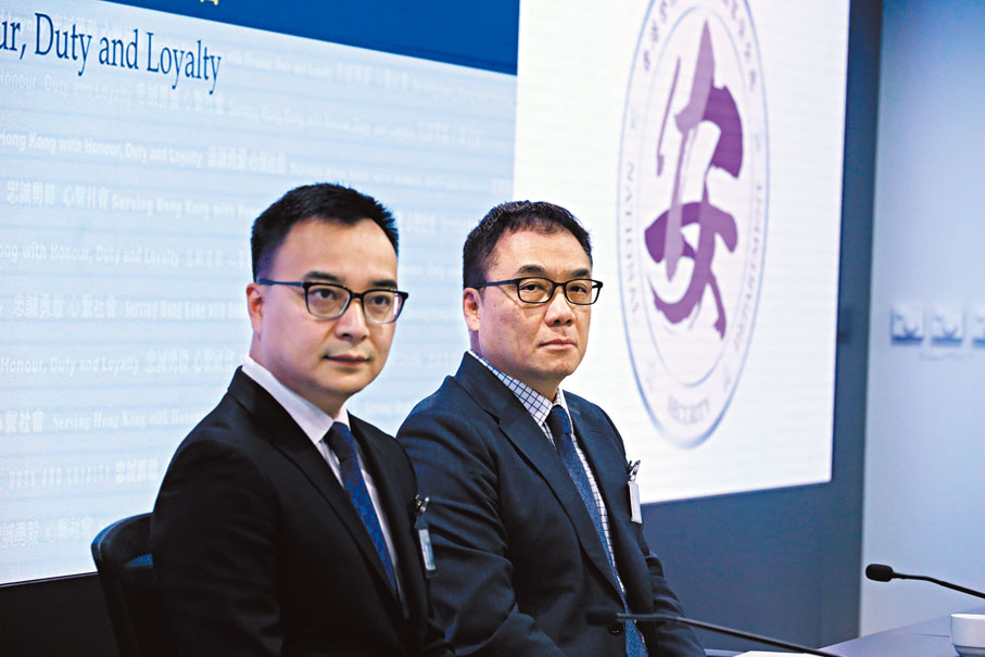 ◆警務處國安處總警司李桂華（右）、高級警司洪毅（左）。 香港文匯報記者萬霜靈 攝