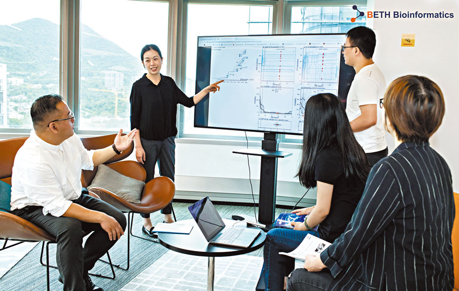 ◆王海天（左二）闡釋最新研究結果。受訪者供圖