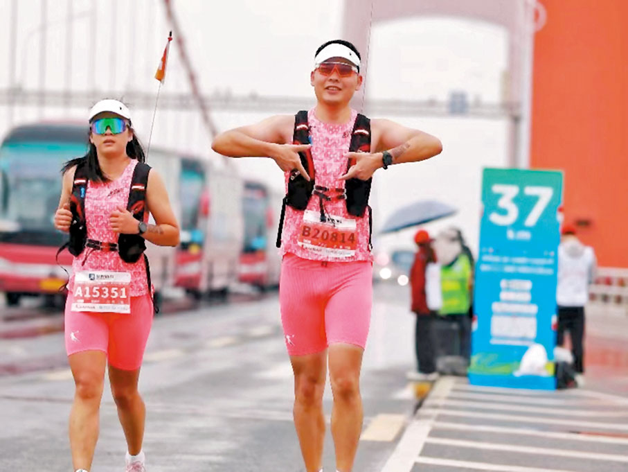 ◆首次嘗試「關門兔」之後，王顯傑（右）表示自己今後還會報名。 香港文匯報廣西傳真