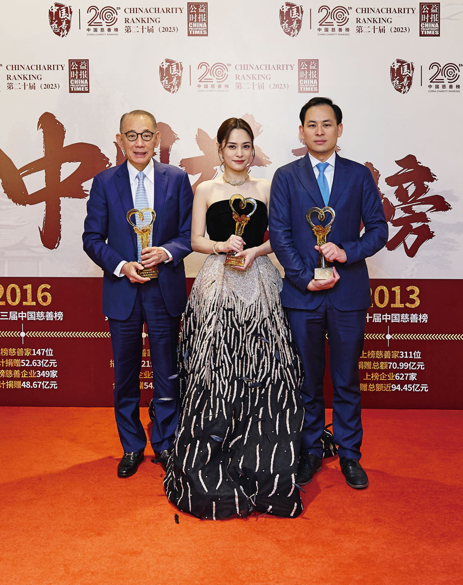 ◆楊受成投身慈善事業逾五十年，廣受各方認可及頒發獎項。其公益精神亦傳遞至集團上下，今年楊受成、集團副主席楊政龍及英皇娛樂藝人鍾欣潼分別獲頒「第二十屆中國慈善榜」慈善表彰。