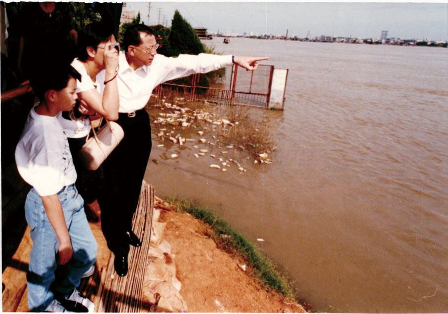 ◆1998年楊受成伉儷攜兒子走訪湖北水災災區，以身作則，楊政龍現時亦有擔任社會公職，特別關心青年事務。