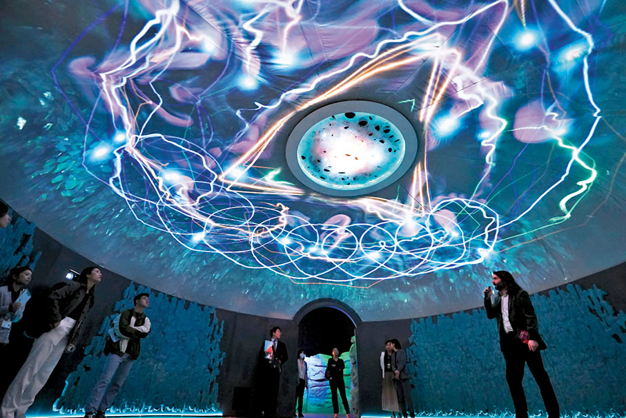 ◆參觀者進入「星際任務」展區，可以透過互動裝置，模擬與一顆有感知力星球上的生物進行交流。香港文匯報記者曾興偉  攝