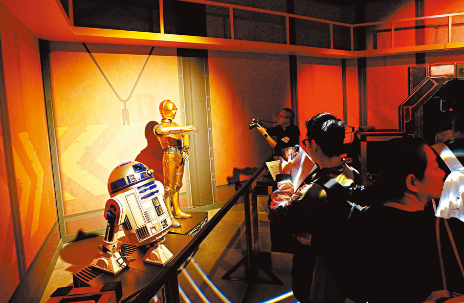 ◆電影《星球大戰》的機械人C-3PO和R2-D2。香港文匯報記者曾興偉  攝