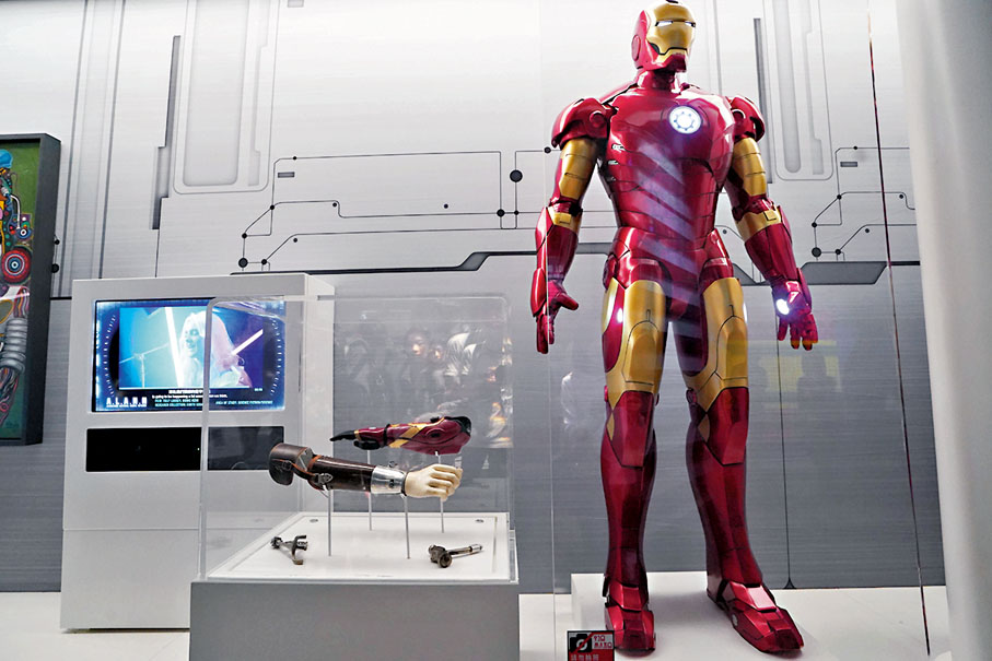 ◆電影《鐵甲奇俠》裝甲MARK III複製品。香港文匯報記者曾興偉  攝