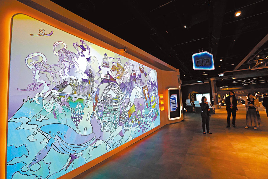 ◆互動展品「科幻魔力」是由本地藝術家何博欣創作的壁畫，以動畫展示科幻小說與科技進步的交集。香港文匯報記者曾興偉  攝
