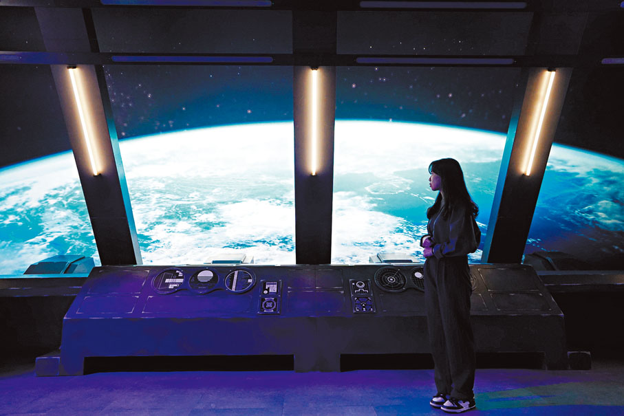 ◆在「瞭望艙」展區，參觀者可以從太空欣賞地球的壯麗景色。 香港文匯報記者曾興偉  攝