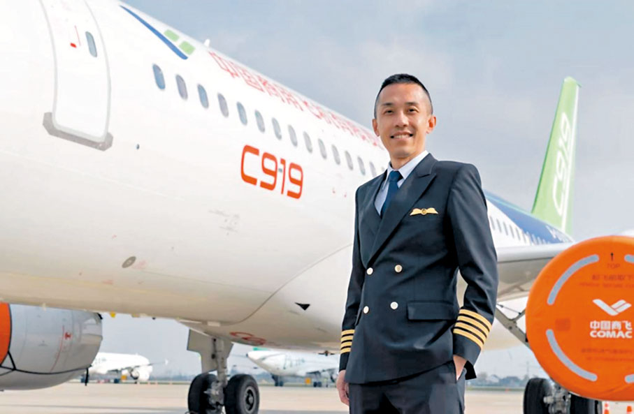 ◆民航處督察李謙彥明天將負責駕駛C919飛越維港。 林世雄網誌圖片