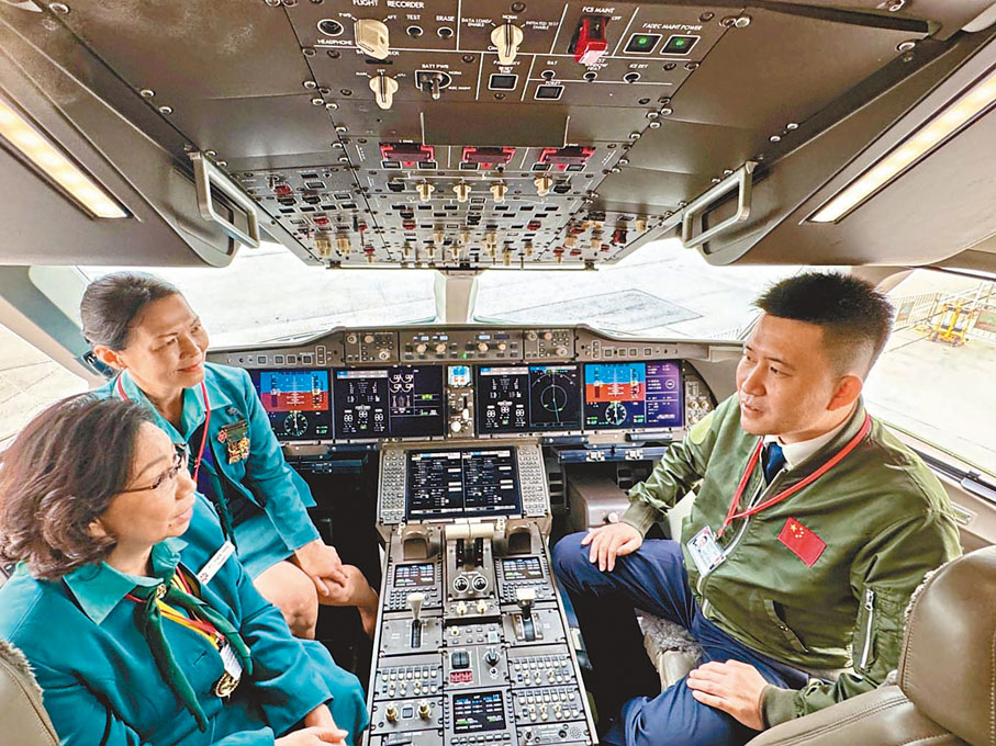 ◆梁唐青儀等參觀C919客機，並與機長交流。Facebook圖片