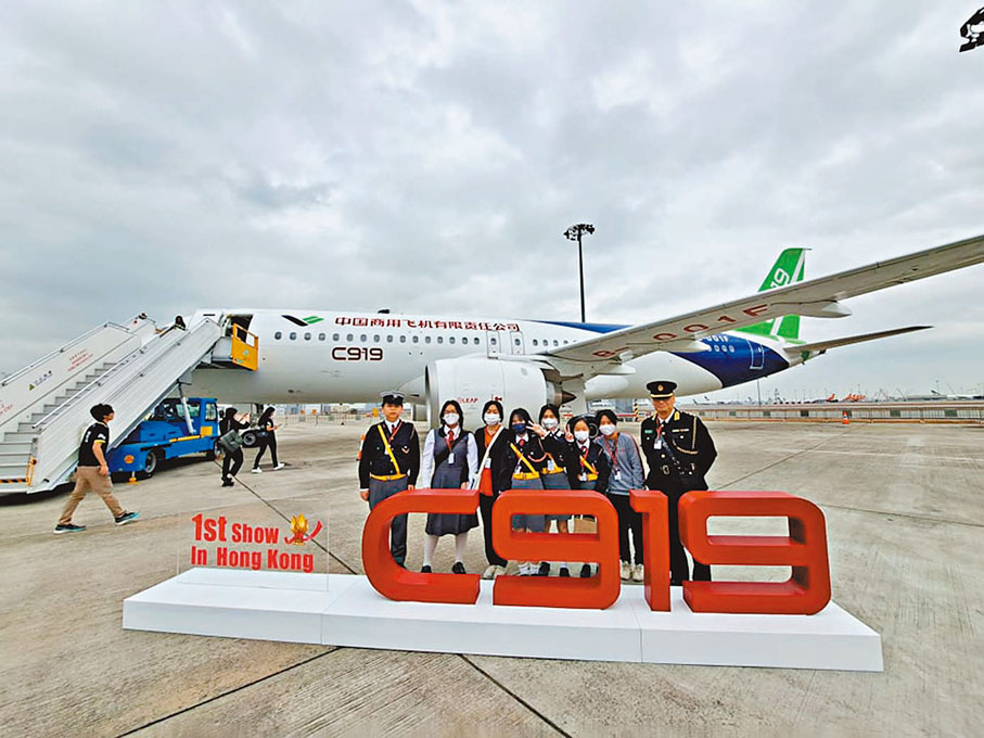 ◆香港交通安全隊隊員獲安排參觀C919客機。Facebook圖片