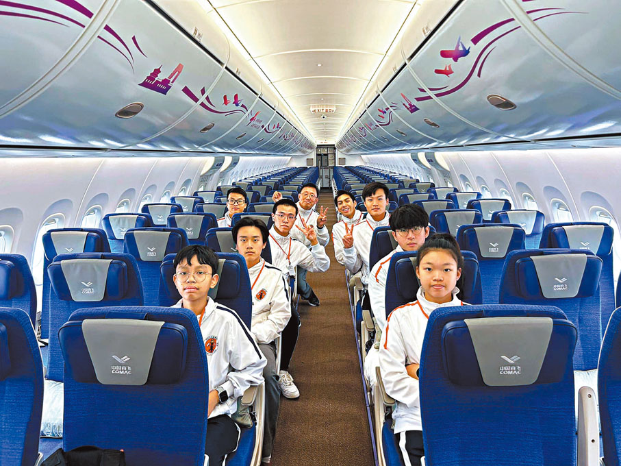 ◆消防及救護青年團團員在C919機艙內合照。 Facebook圖片