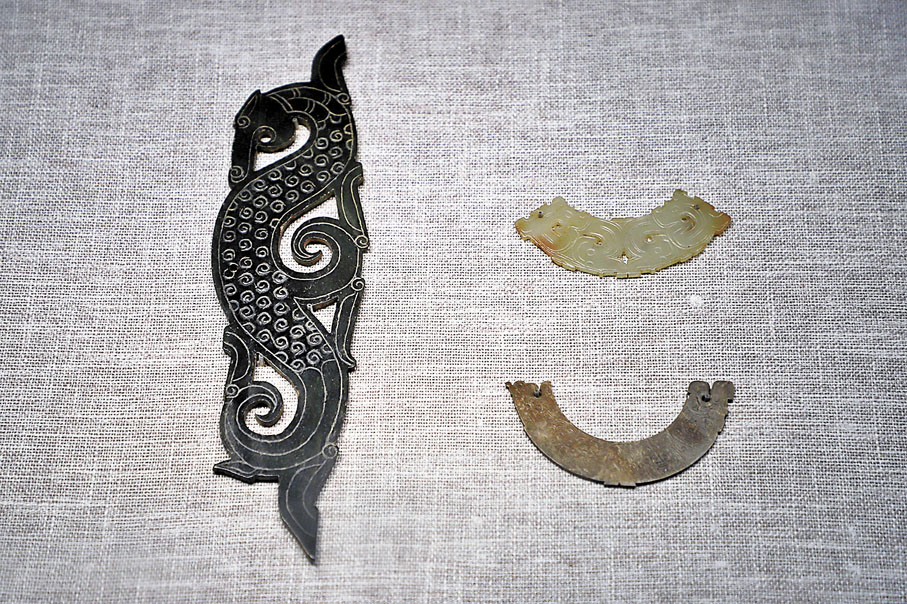 ◆戰國 青玉透雕龍形佩（左）西周 青玉透雕龍紋璜（右上）春秋 青玉龍鳳首璜（右下）