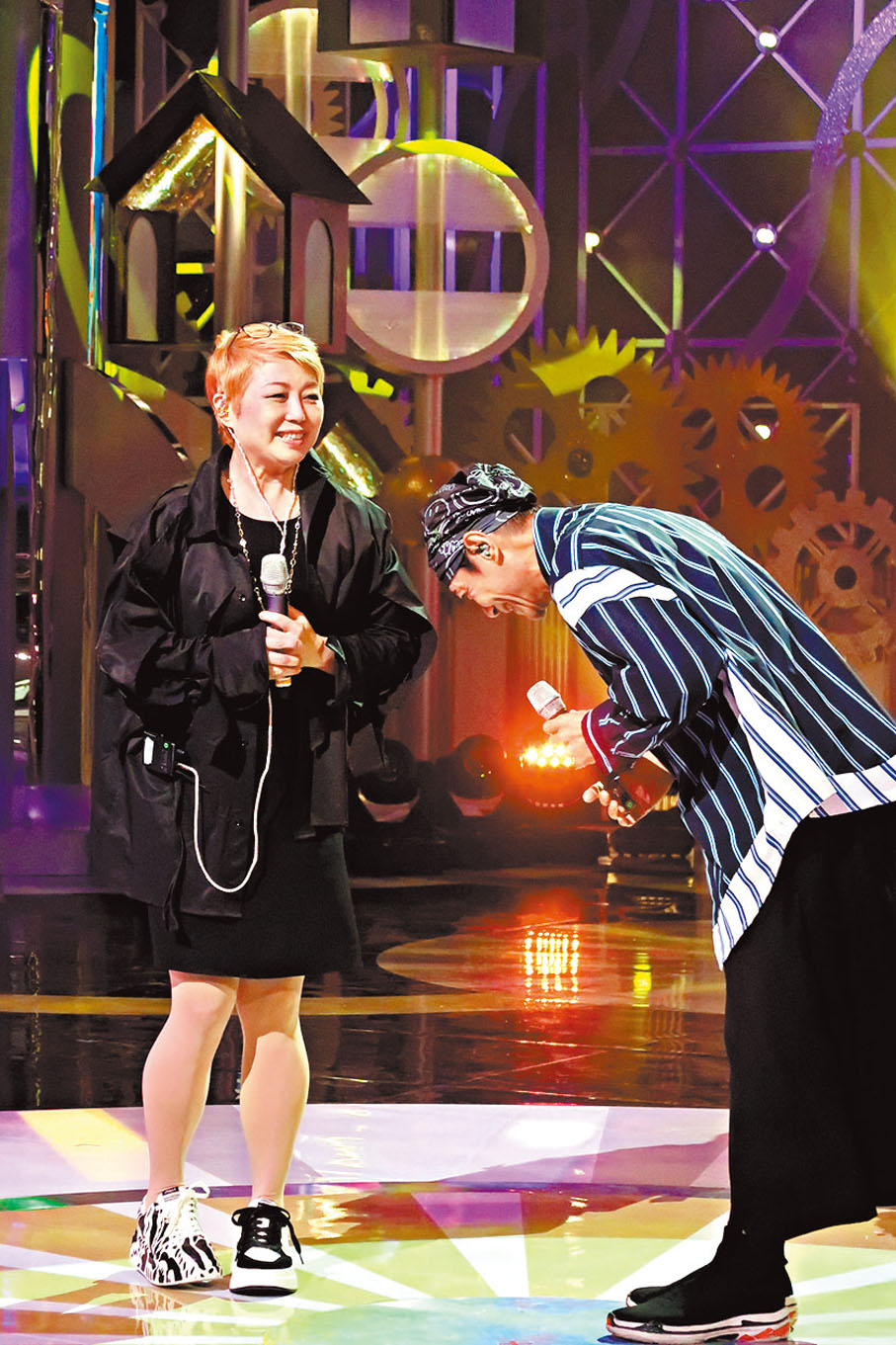 ◆江華搞笑地向太太麥潔文鞠躬。