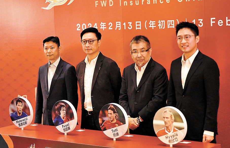 ◆足總主席霍啟山（右一）希望藉接連的足球盛事提升本地足球氣氛。