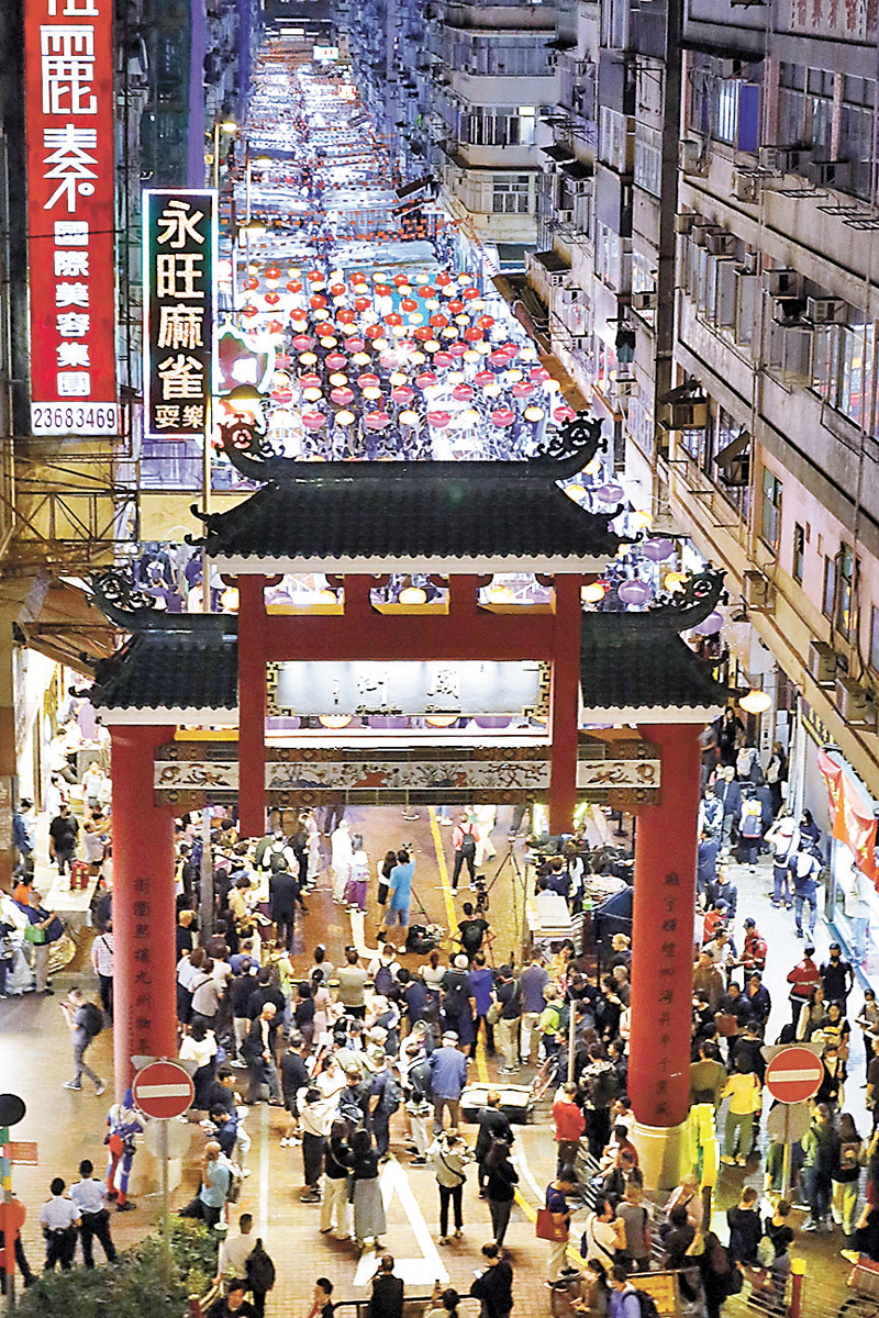 ◆廟街夜市昨日開鑼，人潮燈海美食飄香。