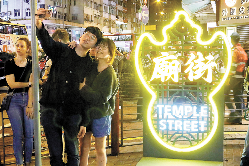 ◆夜市設發光「打卡」藝術裝置。