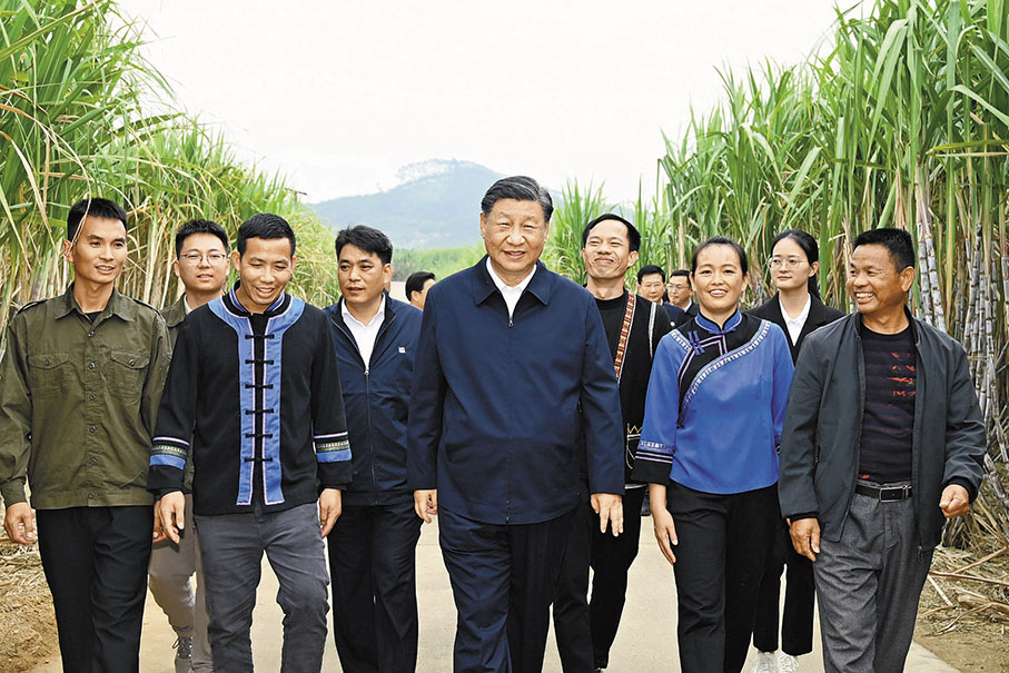 ◆12月14日下午，習近平總書記在廣西來賓市考察調研。他先後來到來賓市國家現代農業產業園黃安優質「雙高」糖料蔗基地和東糖鳳凰有限公司，了解甘蔗良種繁育、種植收成、糖產業發展等情況。這是習近平在來賓市國家現代農業產業園黃安優質「雙高」糖料蔗基地考察。 新華社