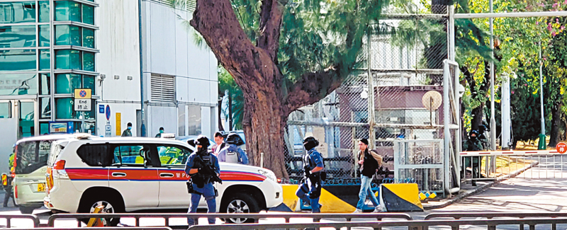 ◆多名警方反恐特警隊人員全副武裝地在收押所外戒備。 香港文匯報記者張得民  攝