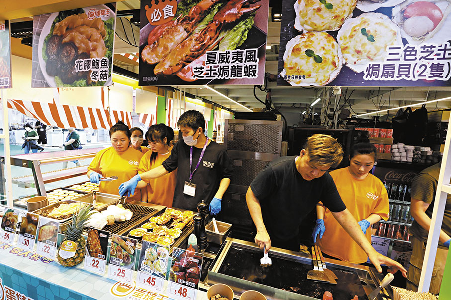 ◆有攤檔特別為參與今次展會的入場人士「上新貨」，有熟食展商推出新口味吸引顧客。熱辣辣的美食，可以邊行邊食。 香港文匯報記者萬霜靈  攝