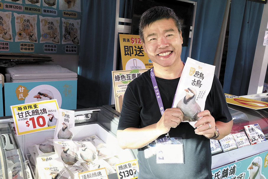 ◆莫先生介紹攤檔的大優惠：「10蚊」鷓鴣和「1蚊」飲品。 香港文匯報 記者 萬霜靈  攝