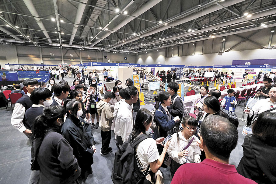 ◆第一屆(大灣區)香港學校教育展昨日起一連三天舉行,首日已吸引近萬名家長及學生到場。 香港文匯報記者涂穴 攝