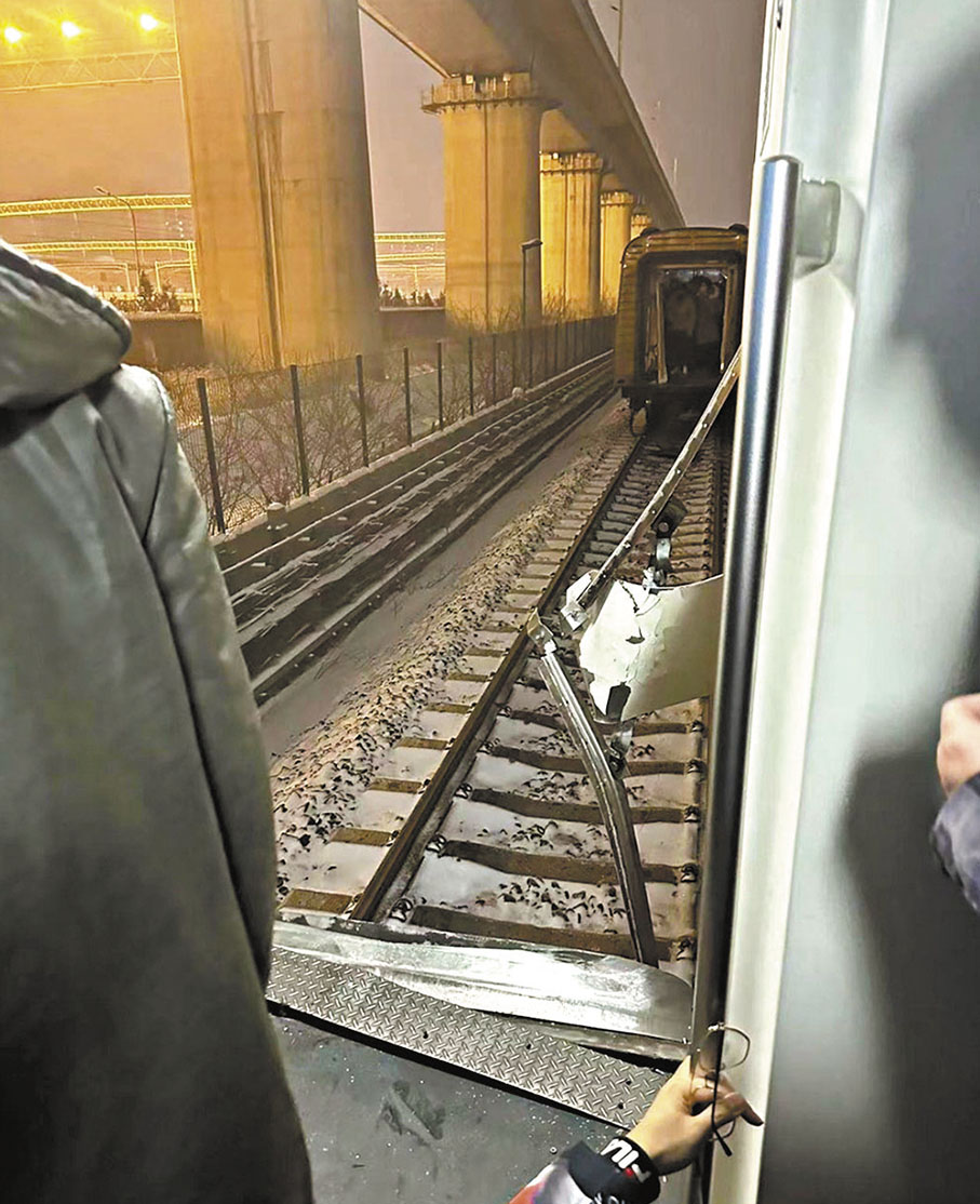 ◆北京地鐵昌平線事故現場，根據現場民眾拍攝影片顯示，列車連接處從中間斷開。 網上圖片
