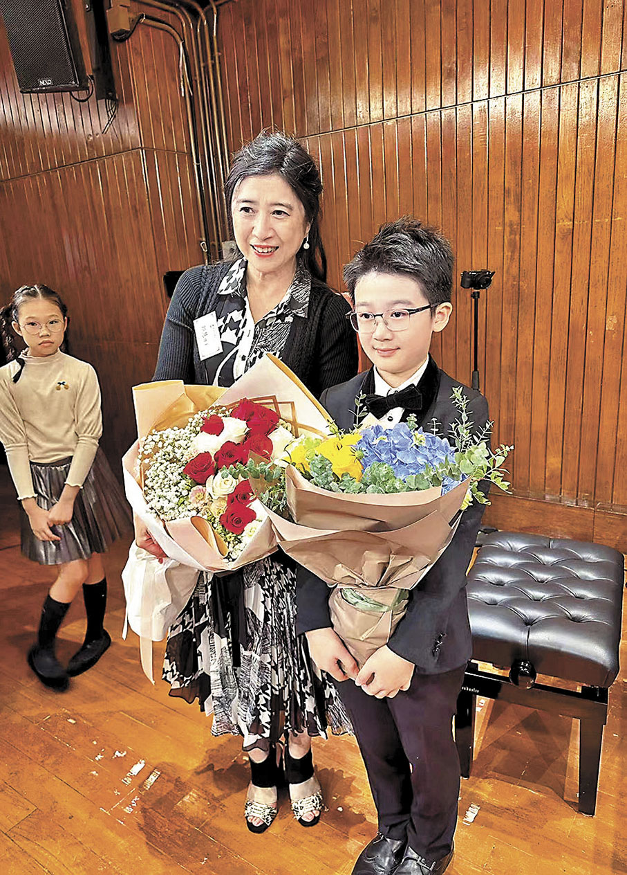 ◆著名鋼琴家鄭慧博士同小演奏家合影。